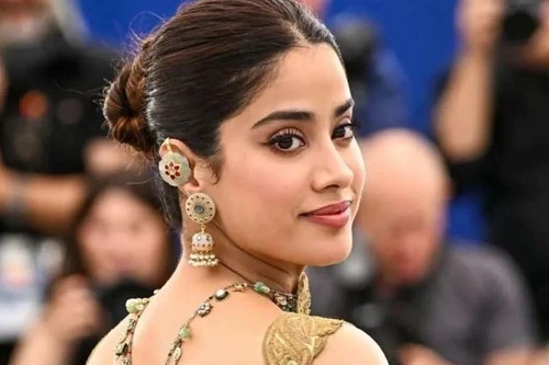 ইন্ডাস্ট্রিতে টিকে থাকতে বোকা অভিনয় করি