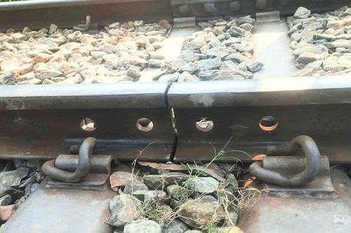 “বগুড়ায় রেললাইনে নাশকতার চেষ্টা: ফিশপ্লেট উদ্ধার”