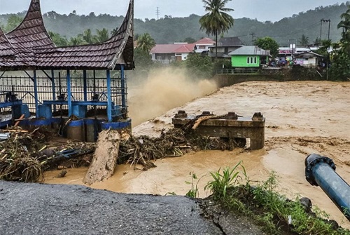 ইন্দোনেশিয়ার বন্যা-ভূমিধসে মৃত্য সংখ্যা বেড়ে ৮০