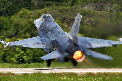 কম্বোডিয়ায় এফ-১৬ যুদ্ধবিমান দিয়ে হামলা থাইল্যান্ডের